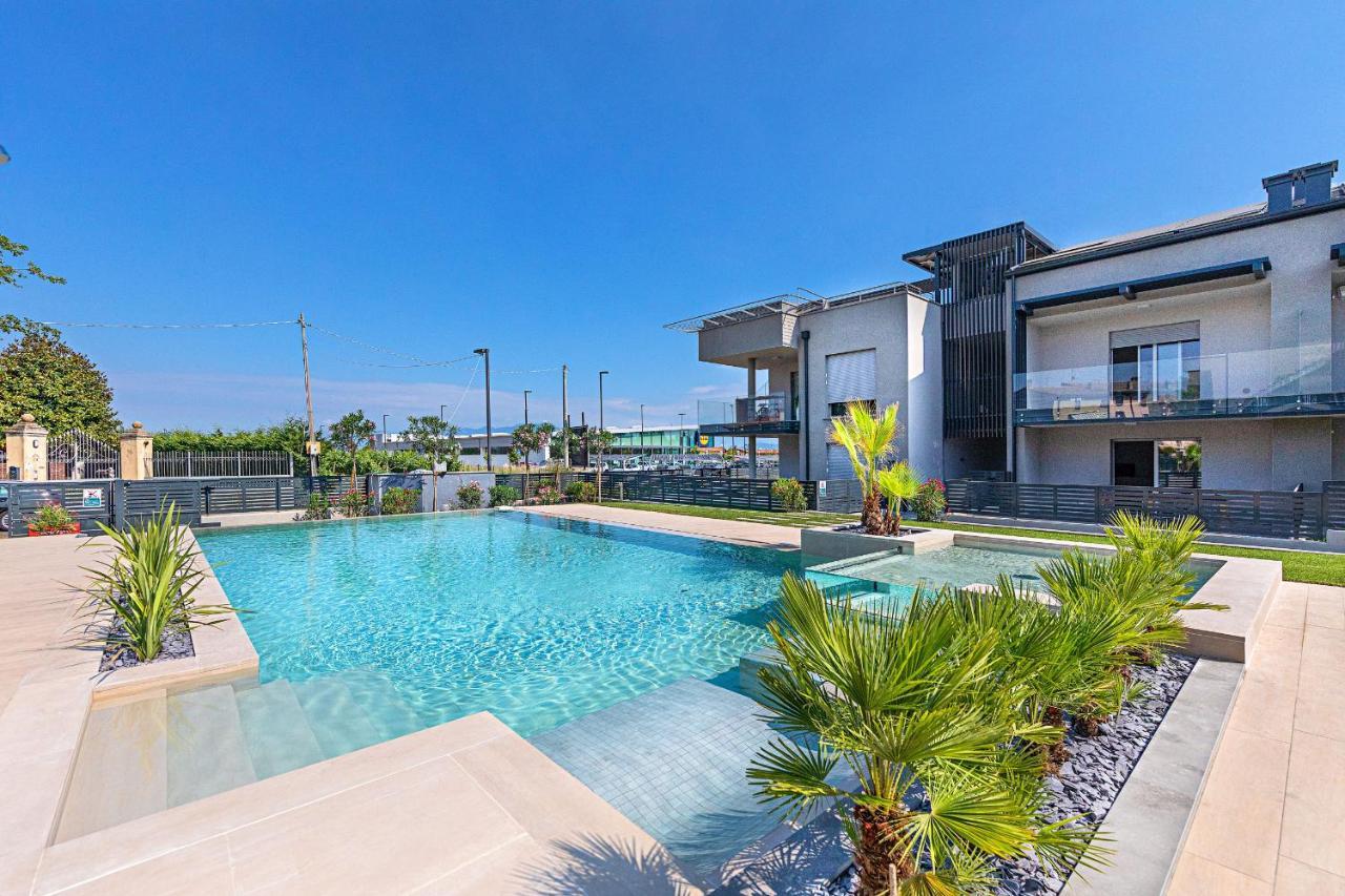 Una Terrazza Sul Lago A2 Con Piscina By Wonderful Italy Apartamento Peschiera del Garda Exterior foto